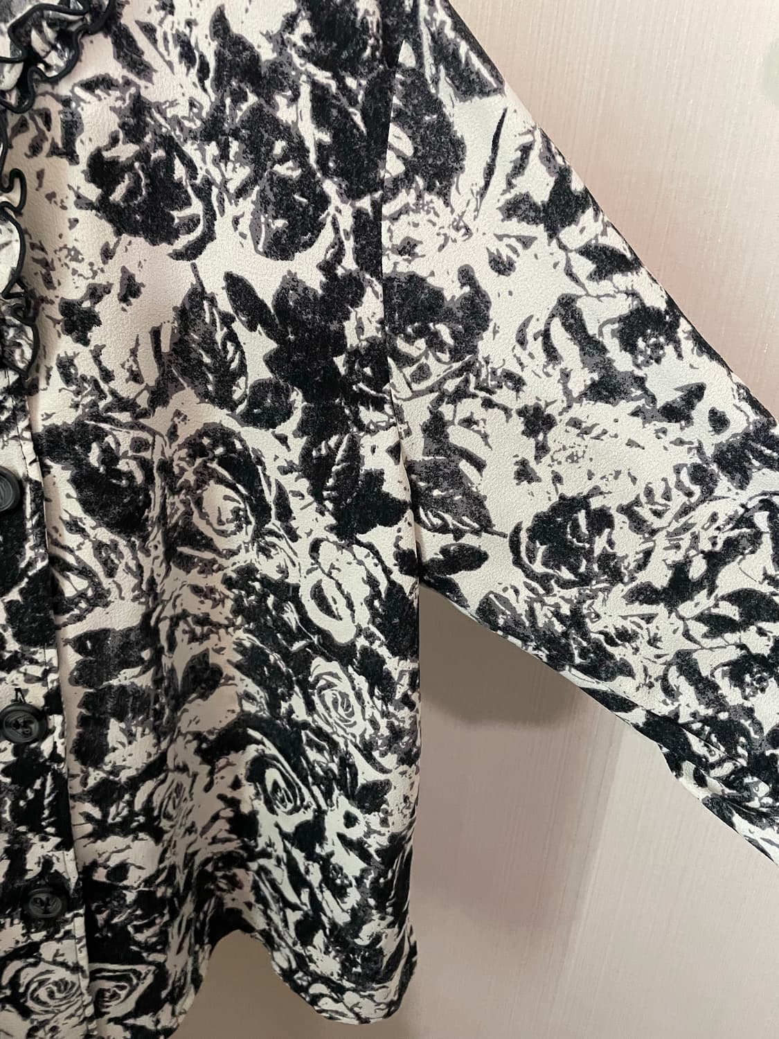 로즈 블랙패턴 블라우스 상품이미지3