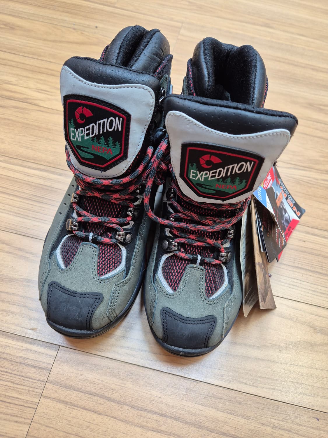 택까지 달려있는 네파 등산화 새상품입니다. ICEBLINK 모델이고, 사 상품이미지1