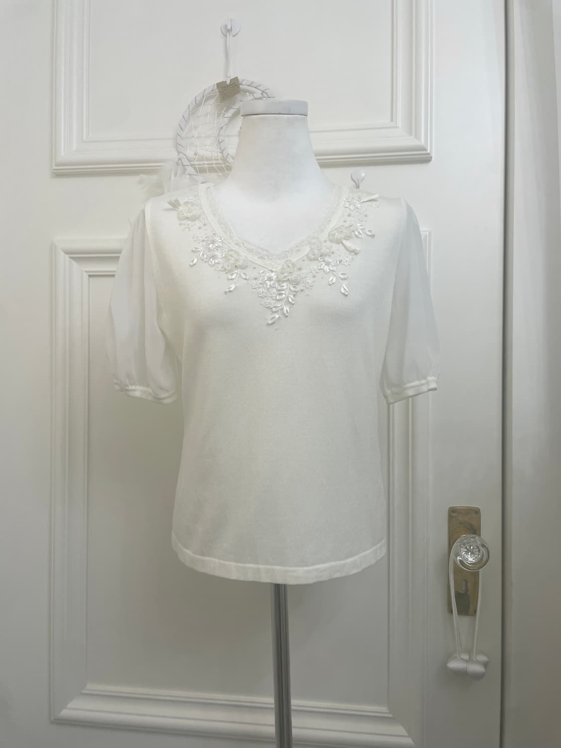 white satin flower point summer knit top 상품이미지1