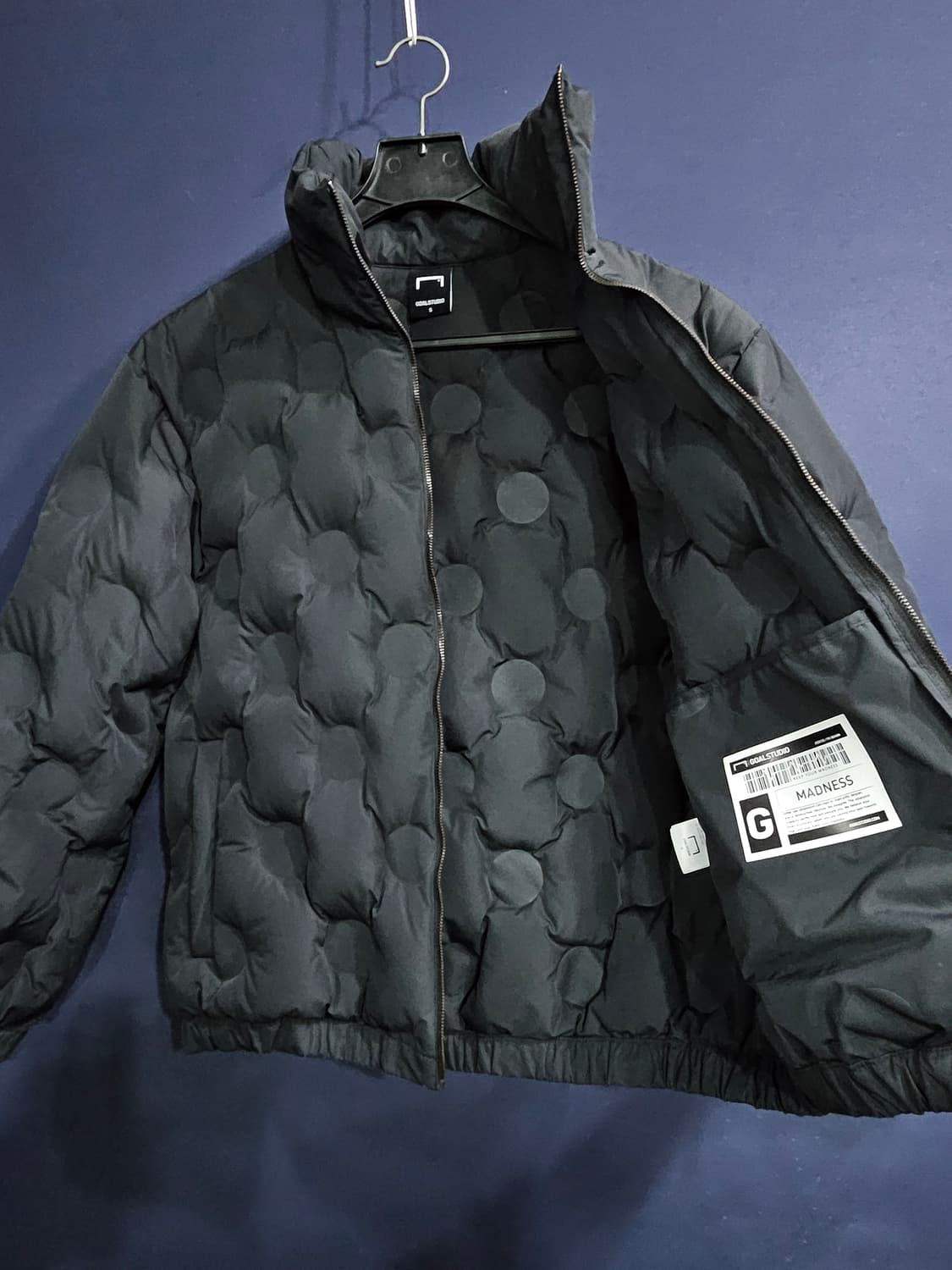 골스튜디오 엠보싱 블랙컬러 남성 세미오버핏 95 덕다운 경량패딩  상품이미지9