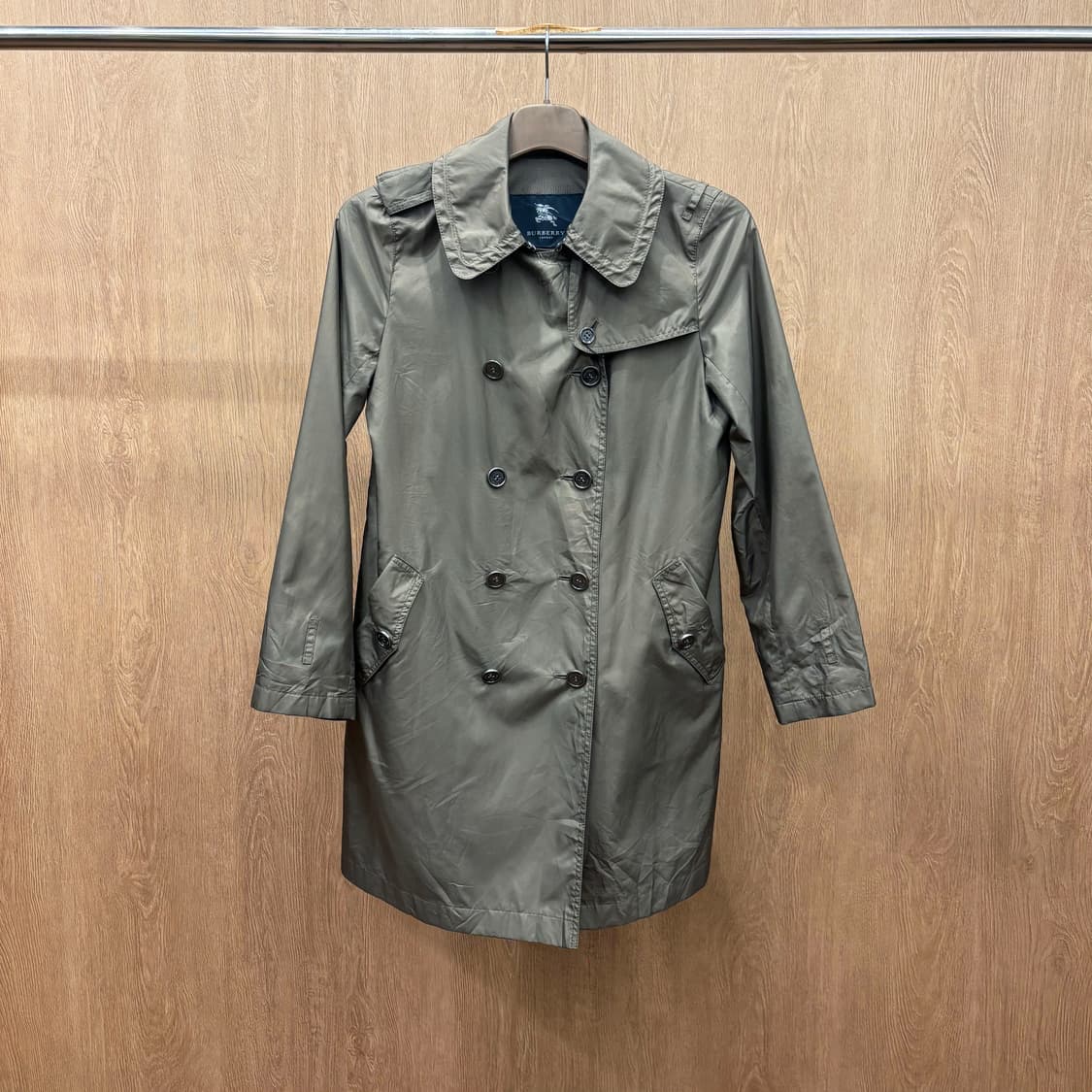 버버리 런던 더블 버튼 라이트 트렌치 코트 넥라인 스트랩 디테일 브라운 상품이미지2