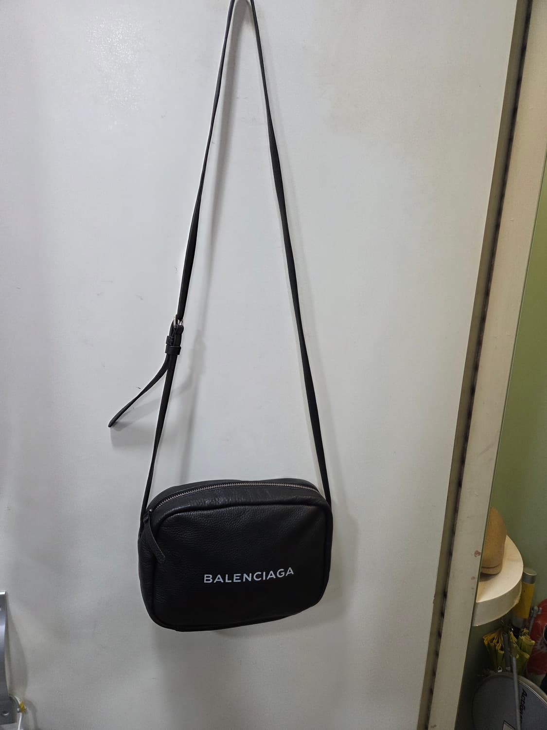 발렌시아가 카메라 크로스백 상품이미지2