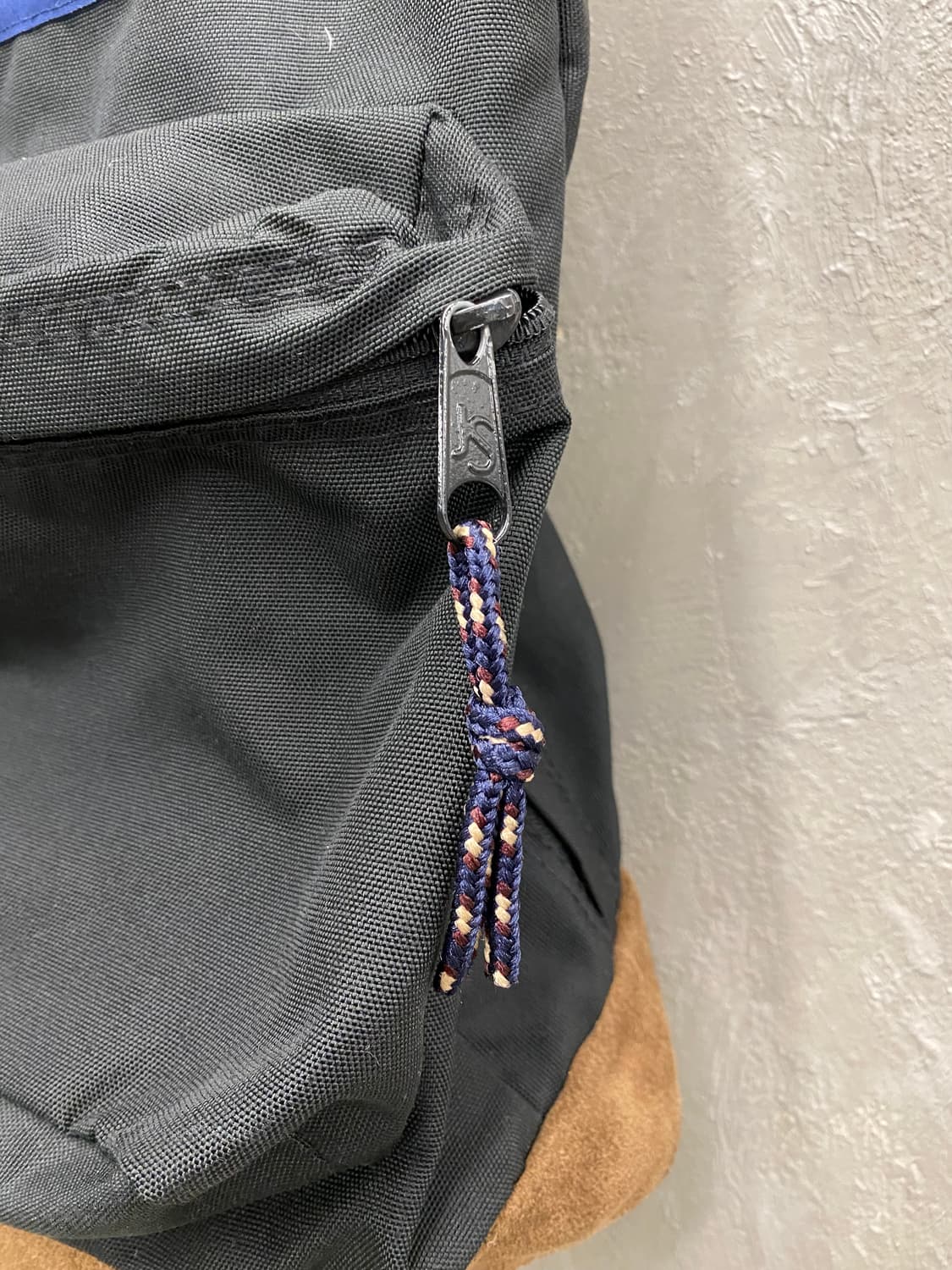 [33*52] Jansport 잔스포츠 스웨이드 바텀 블랙 백팩 상품이미지3