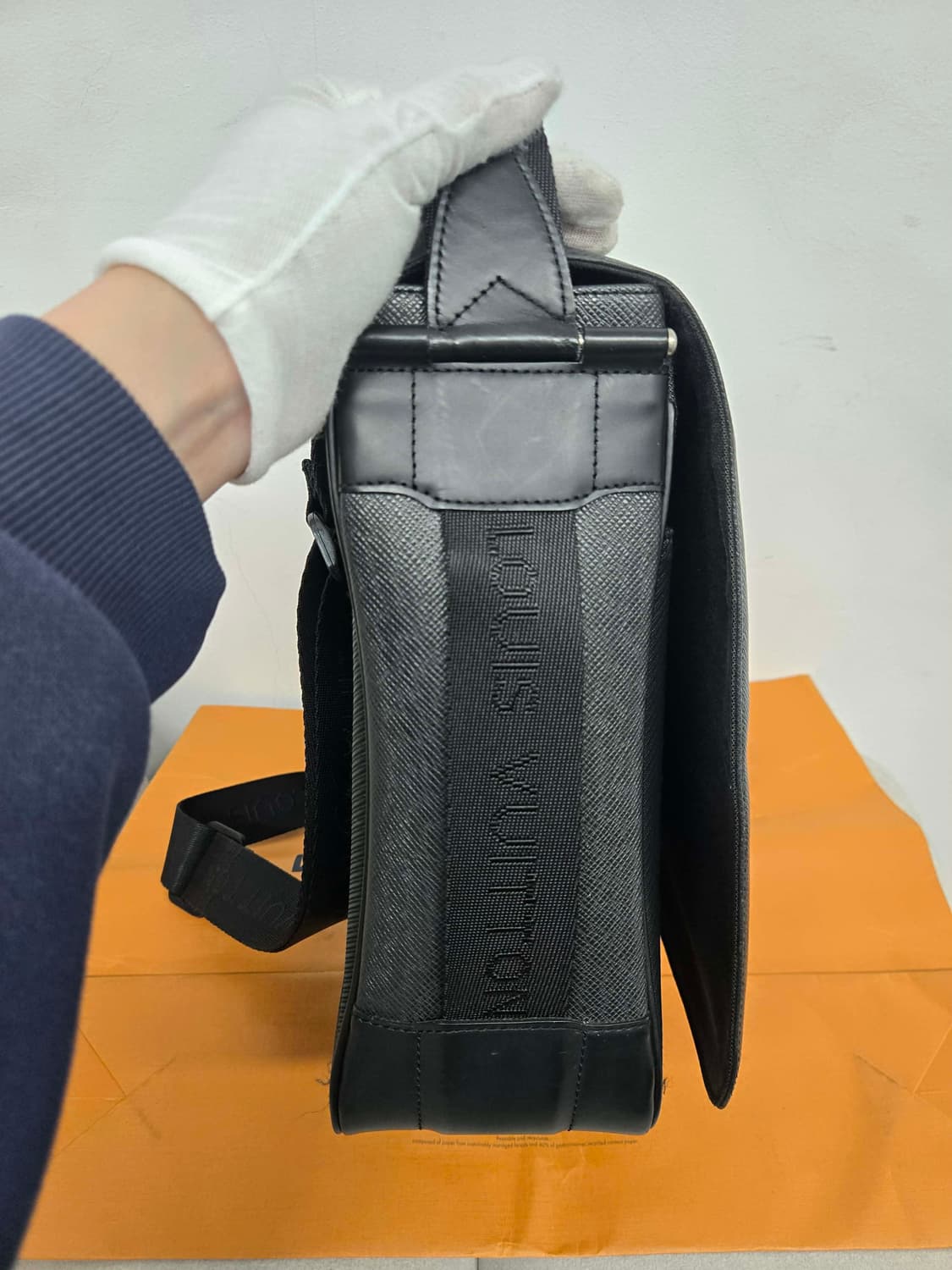 [보증서 정품] 루이비통 타이거 디스트릭트 숄더백 상품이미지3