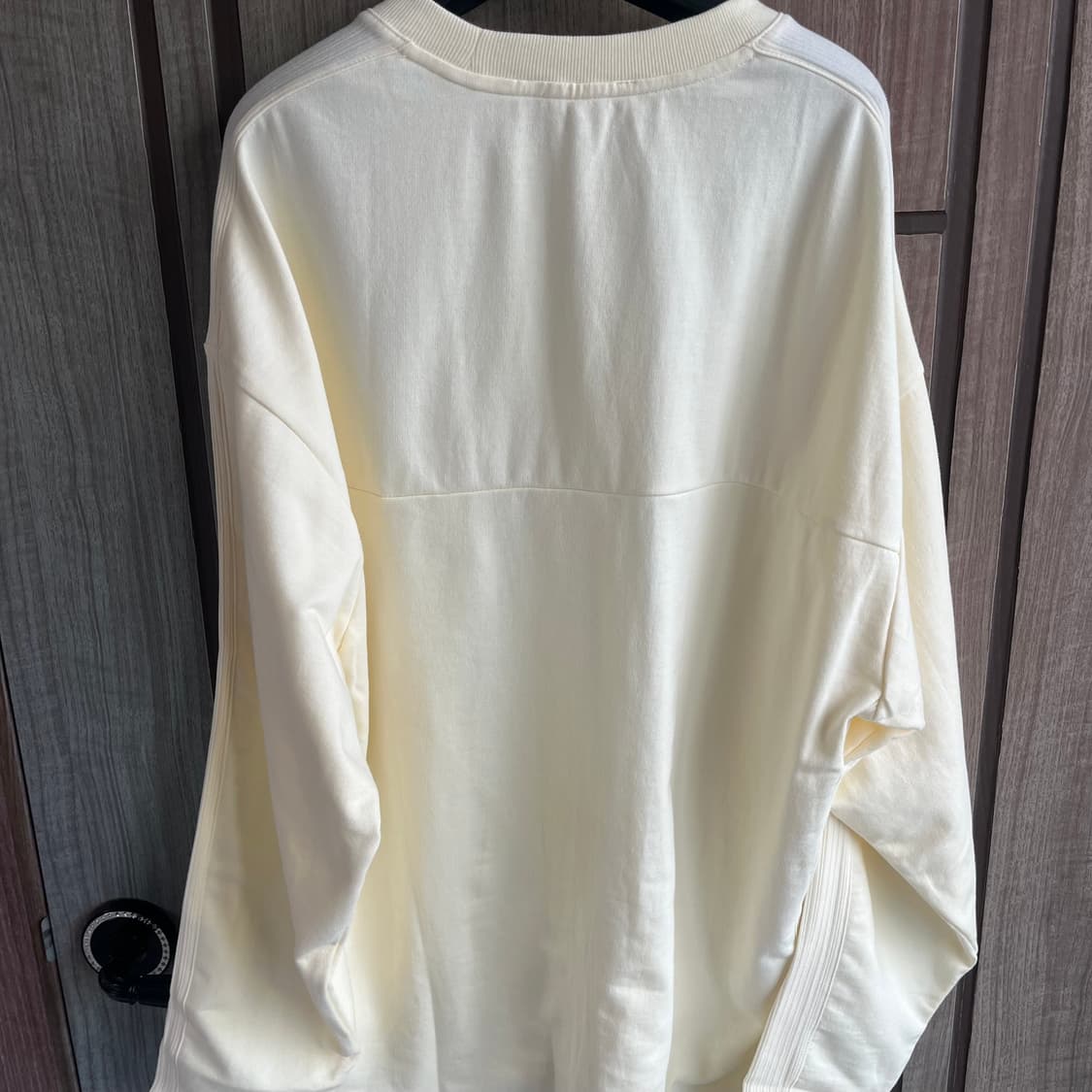 새상품(M)인사일런스 라이트웨이트 패치 스웨트셔츠 바닐라 상품이미지3