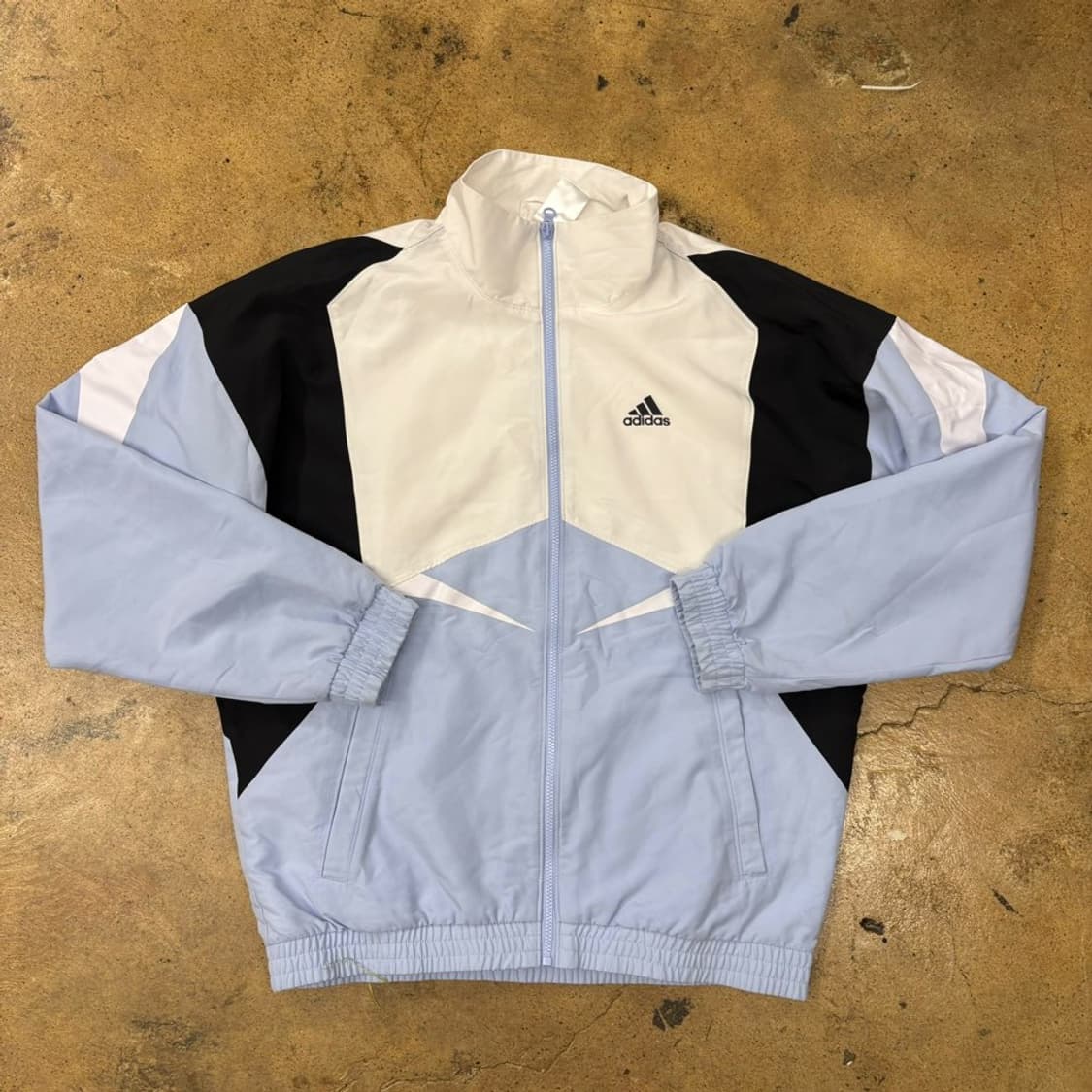 아디다스 시나모롤 하늘 화이트 블랙 바람막이  상품이미지2