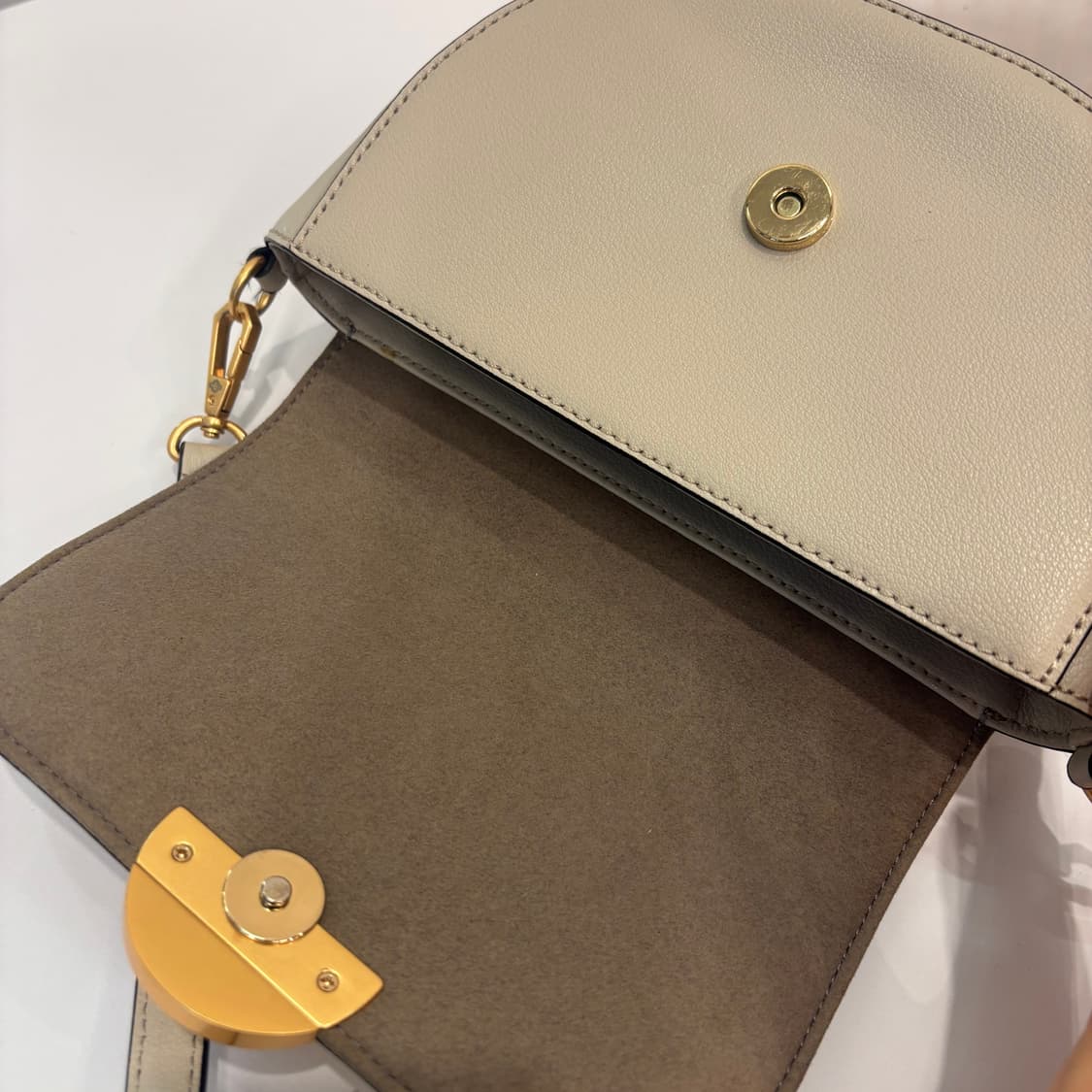 정품 오야니 로티새들 크로스백     상품이미지8