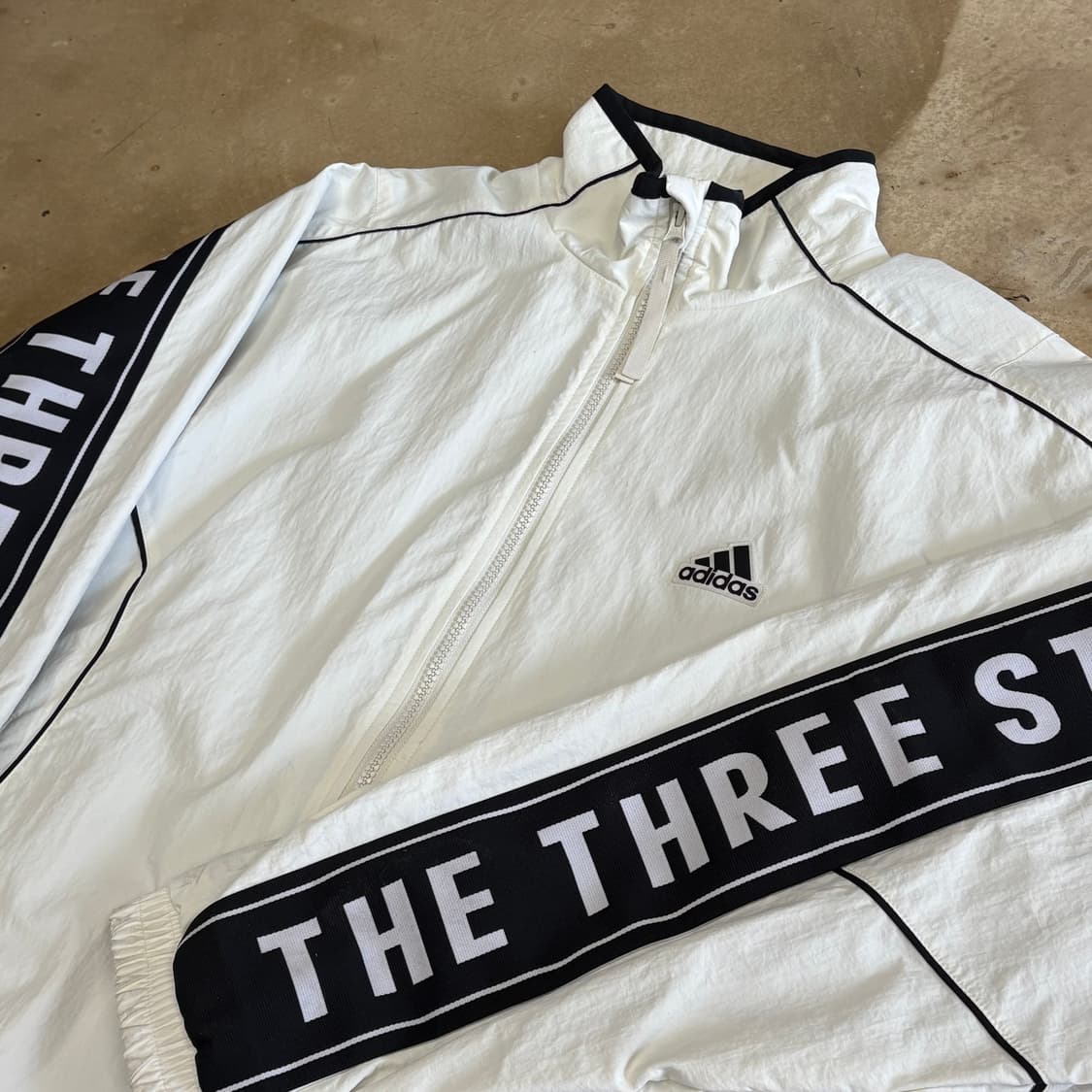 L 아디다스 The Three Stripes 레터링 우븐 바람막이 상품이미지1