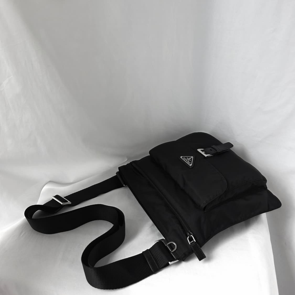 [정품 PRADA] 프라다 폴딩 투지퍼 나일론 크로스백 남녀공용 상품이미지3