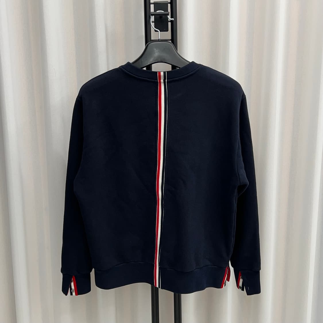 톰브라운 백삼선 맨투맨 네이비 (3) 상품이미지1