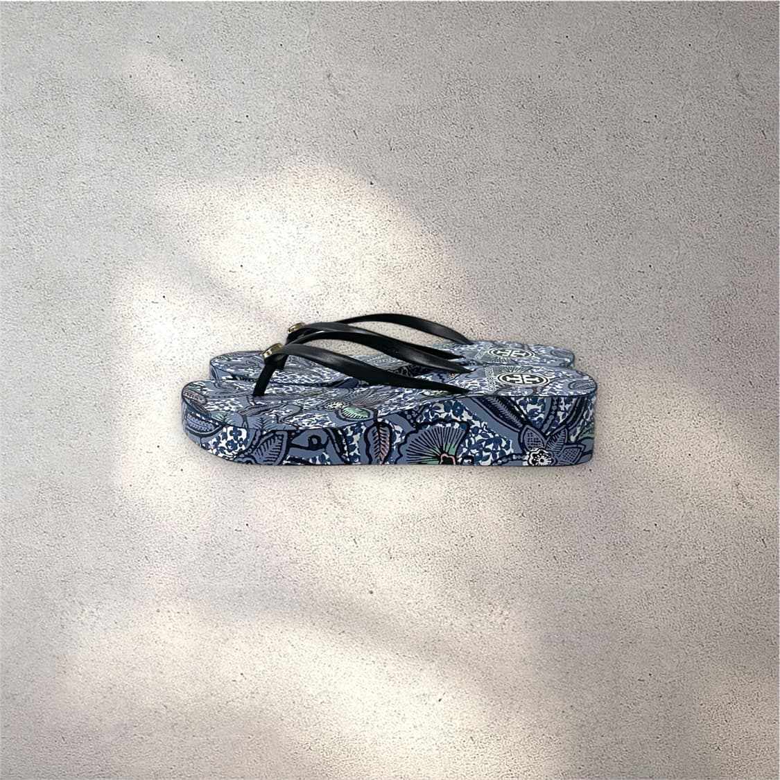 토리버치 플라워 패턴 웨지 플립플랍 샌들 블루 (No.544) 상품이미지3