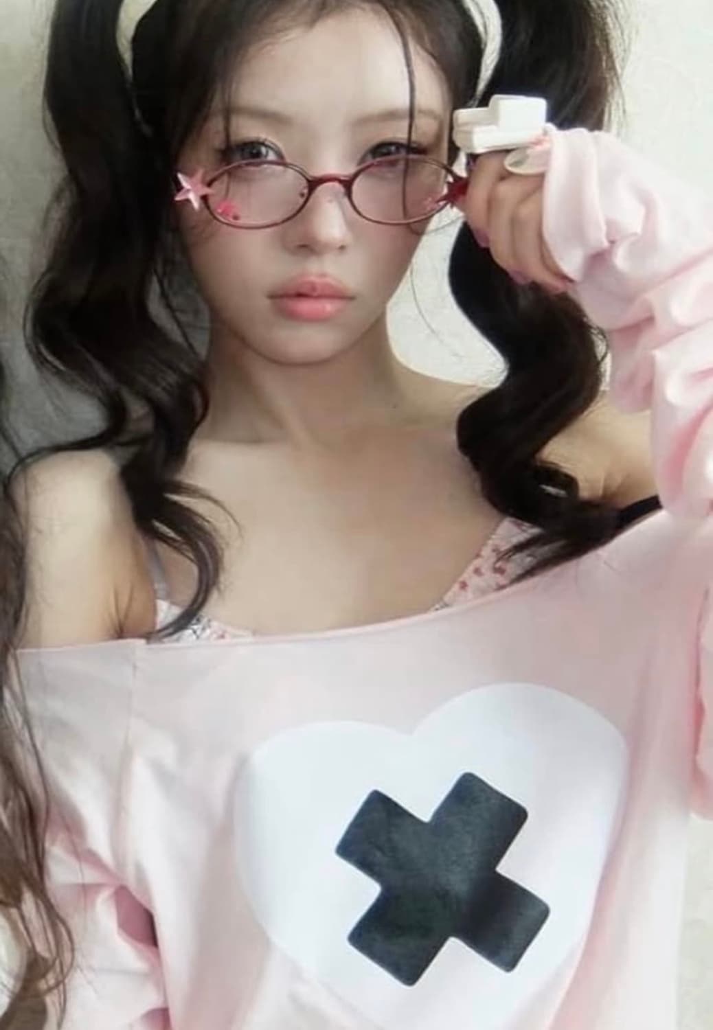 (아일릿모카착용)샵페어리 하트 컷 크로스 오프탑 상품이미지2