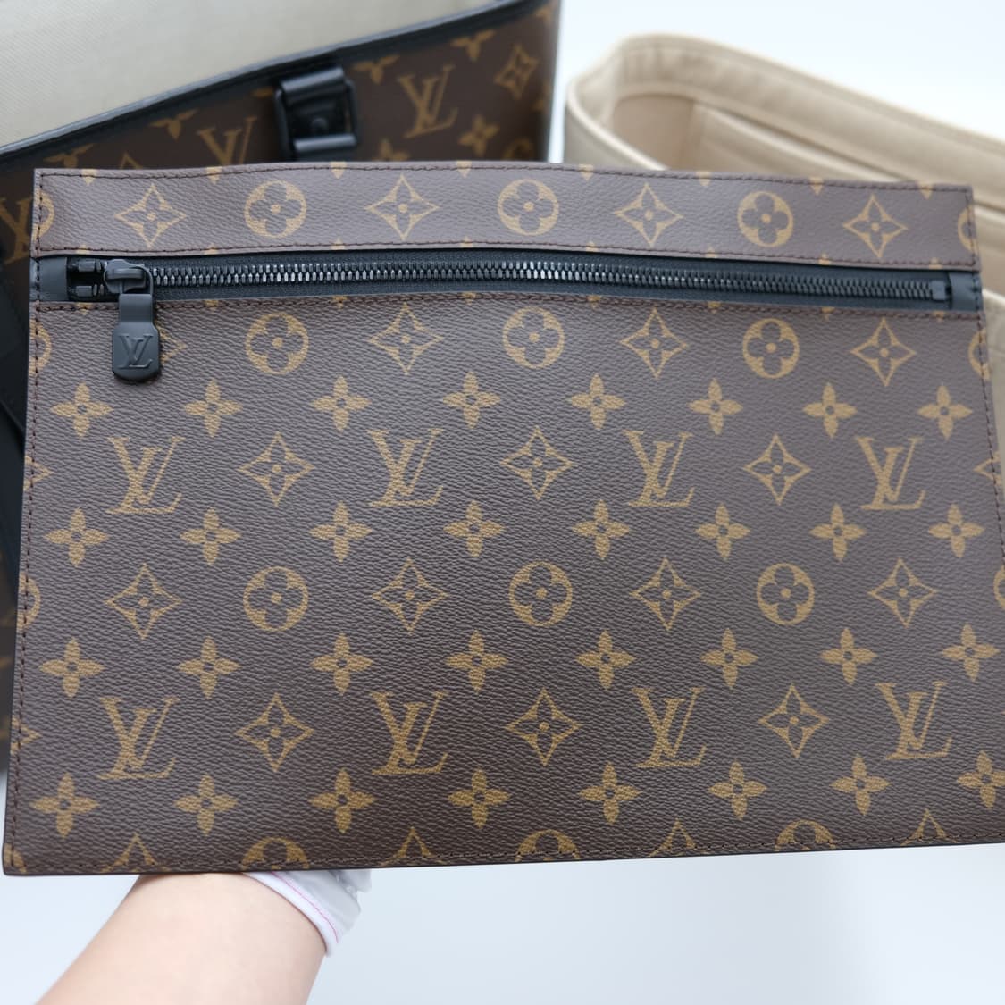 루이비통 모노그램 마카사르 위켄드 토트백 PM 사이즈 상품이미지4