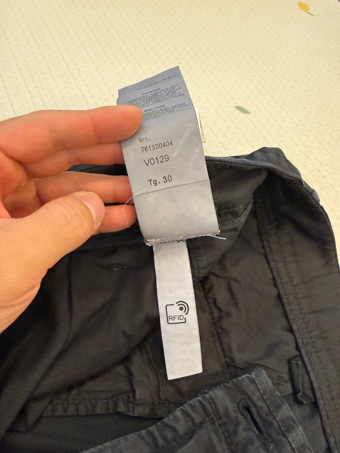 스톤아일랜드 30404 브로큰 트윌 가먼트다이드 올드 카고팬츠 블랙 상품이미지4