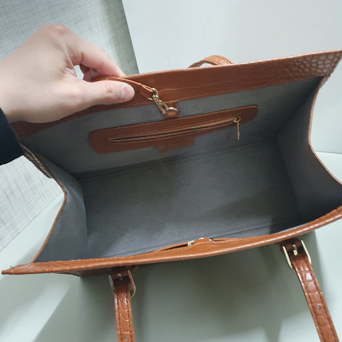 브라운 크로커다일 패턴 엠보 가죽 쇼퍼백 토트백 (파우치 포함) 상품이미지3