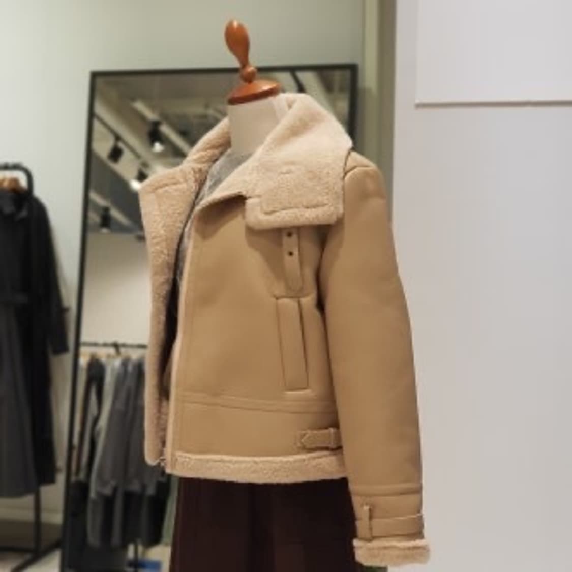 [무료배송] 코데즈컴바인 숏 무스탕 베이지 상품이미지2