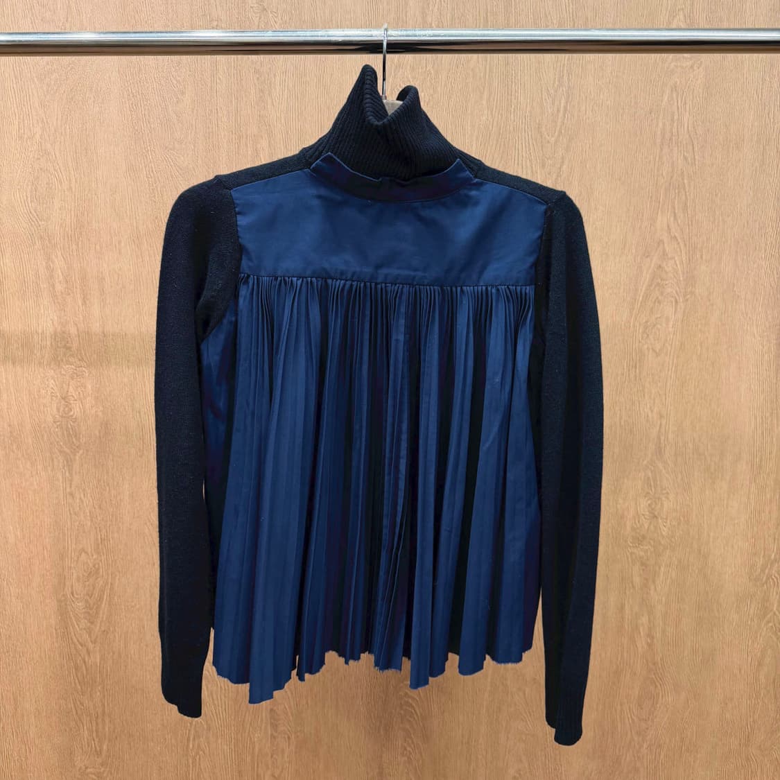 사카이 터틀넥 니트 백 플리츠 셔츠 도팅 레이어드 디테일 블랙 네이비 상품이미지4