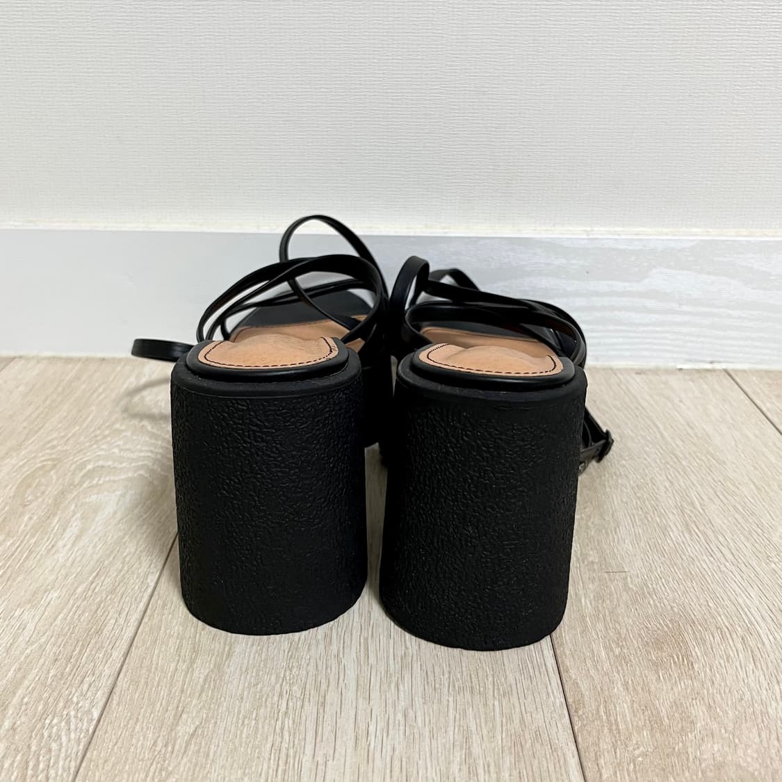 [새상품] 블랙 스트랩 가보시 통굽 샌들 10cm / 245mm 상품이미지6