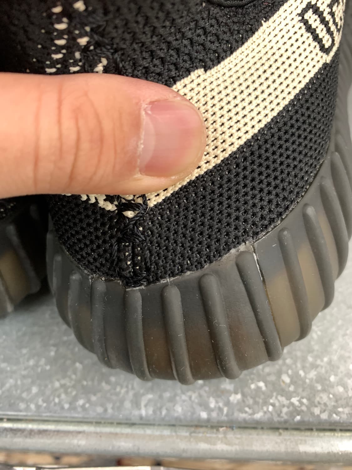 아디다스 이지 부스트 350 V2 코어블랙화이트 255  상품이미지4