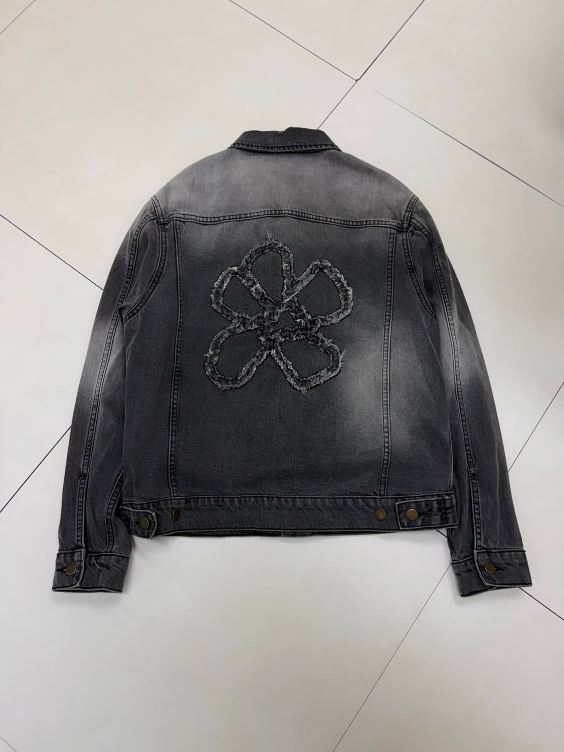 Unalloyed 어널로이드 플라워 워크 데님 트러커 자켓 그레이 상품이미지1