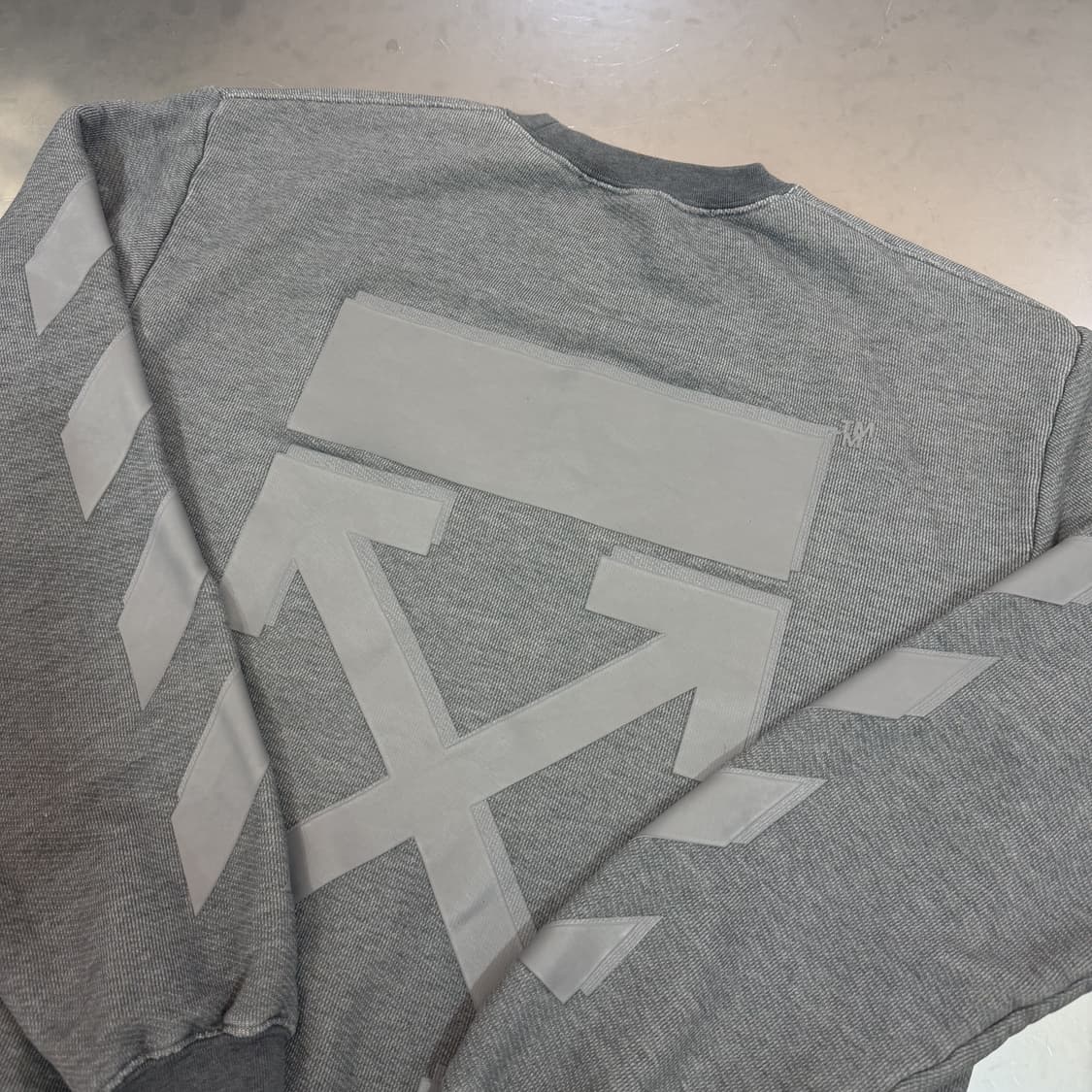 [리오브] 오프화이트 그레이 애로우 맨투맨 상품이미지3