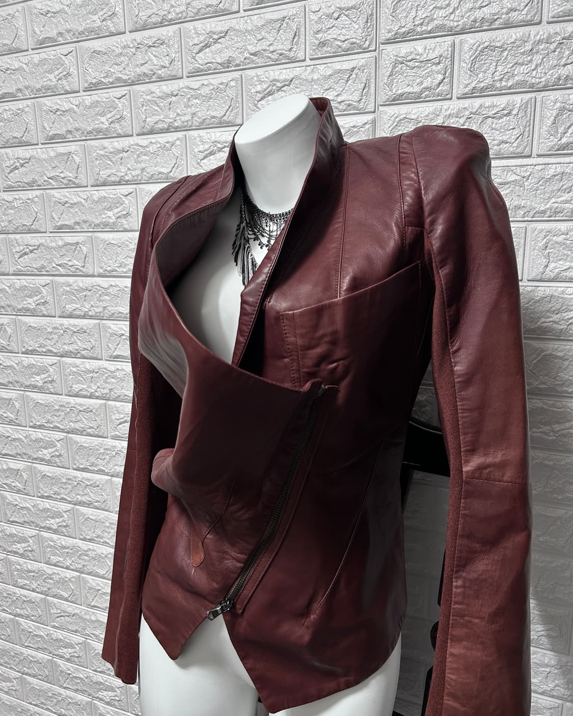 비대칭 업사이드 다운 지퍼 레더 자켓 상품이미지2