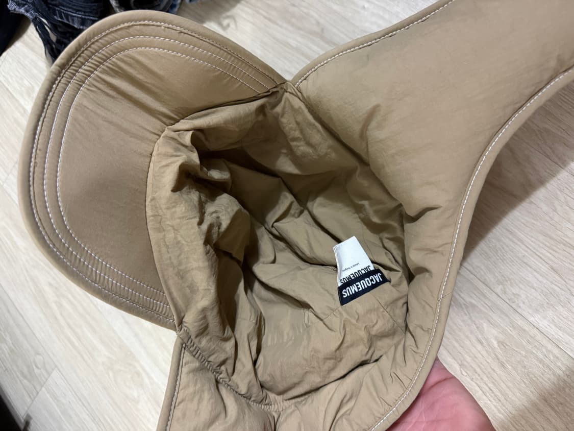  자크뮈스 라 카굴 브리치올라 퍼프 이어 플랩 햇 트루퍼햇 베이지 상품이미지2