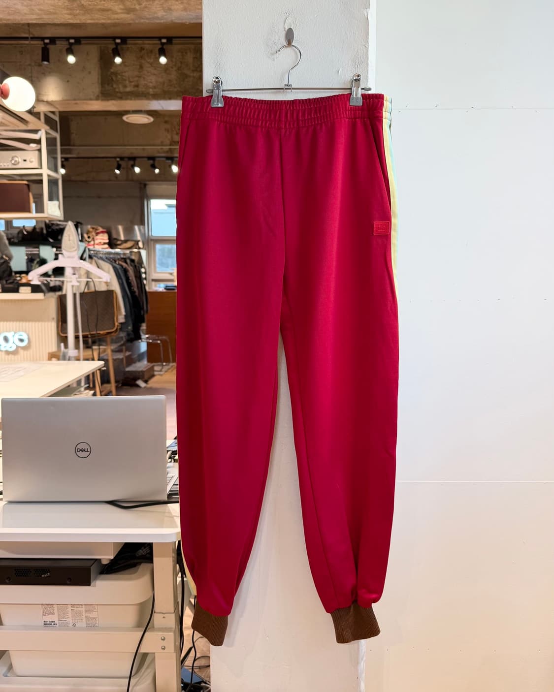 아크네 스튜디오 레드 페이스패치 스웻 팬츠  상품이미지2