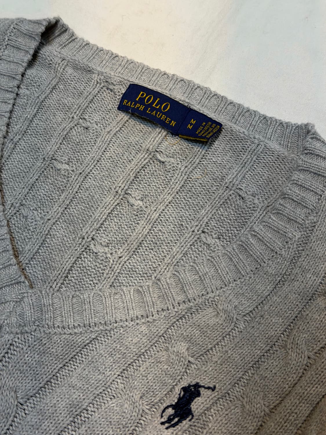폴로 랄프로렌 딱붙핏 브이넥 꽈뱌기 케이블 니트 그레이 상품이미지2
