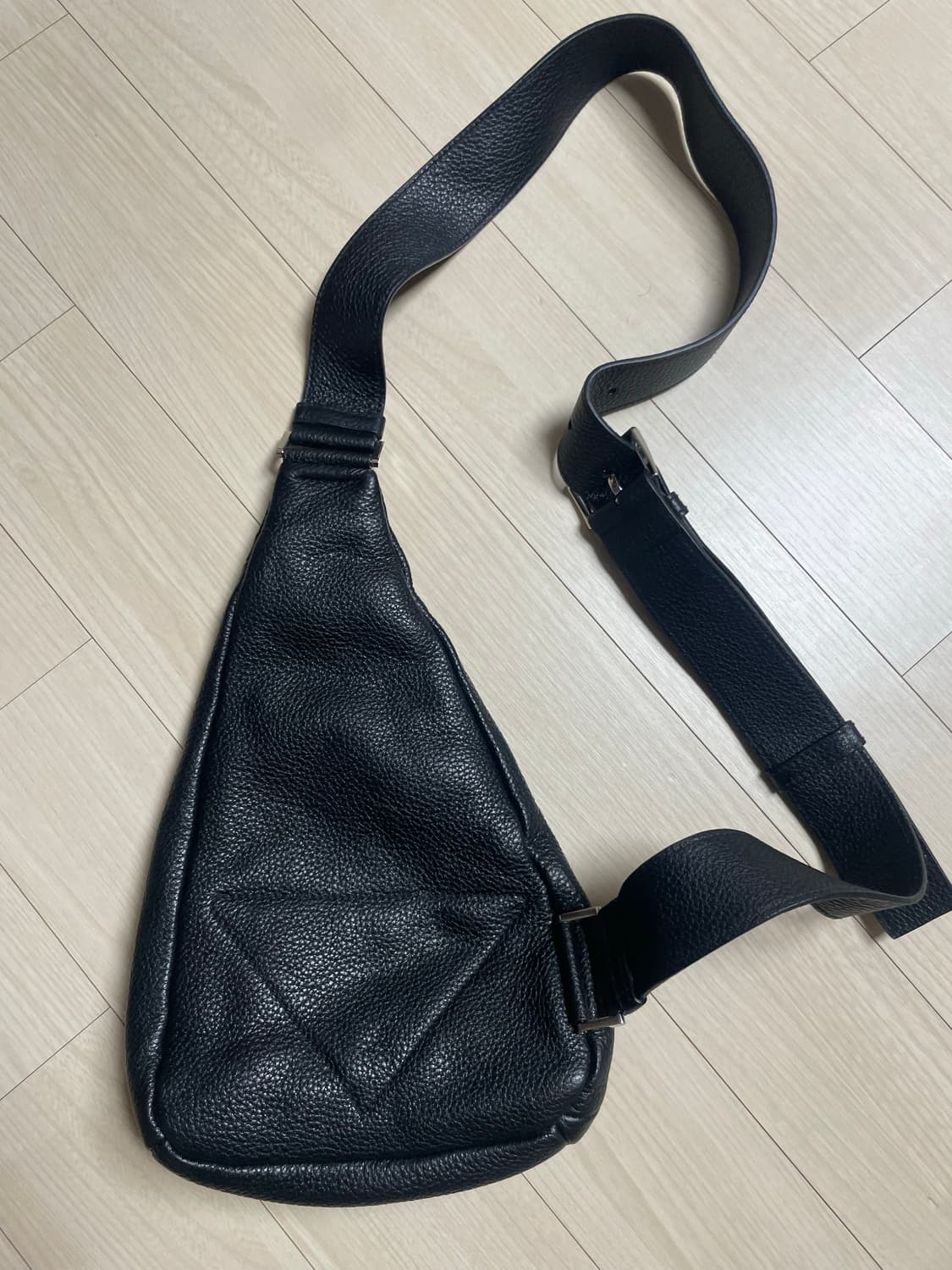 23S/S 프라다 엠보싱 트라이앵글 로고 레더 슬링백 상품이미지9