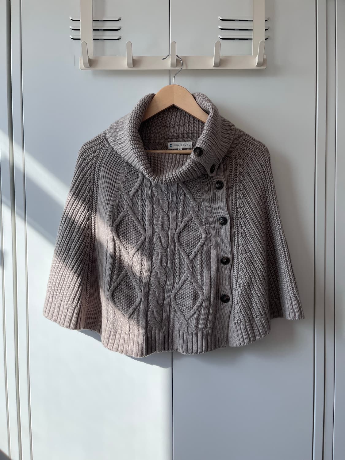 Kumikyoku 단추 케이프 니트 사와코  상품이미지1