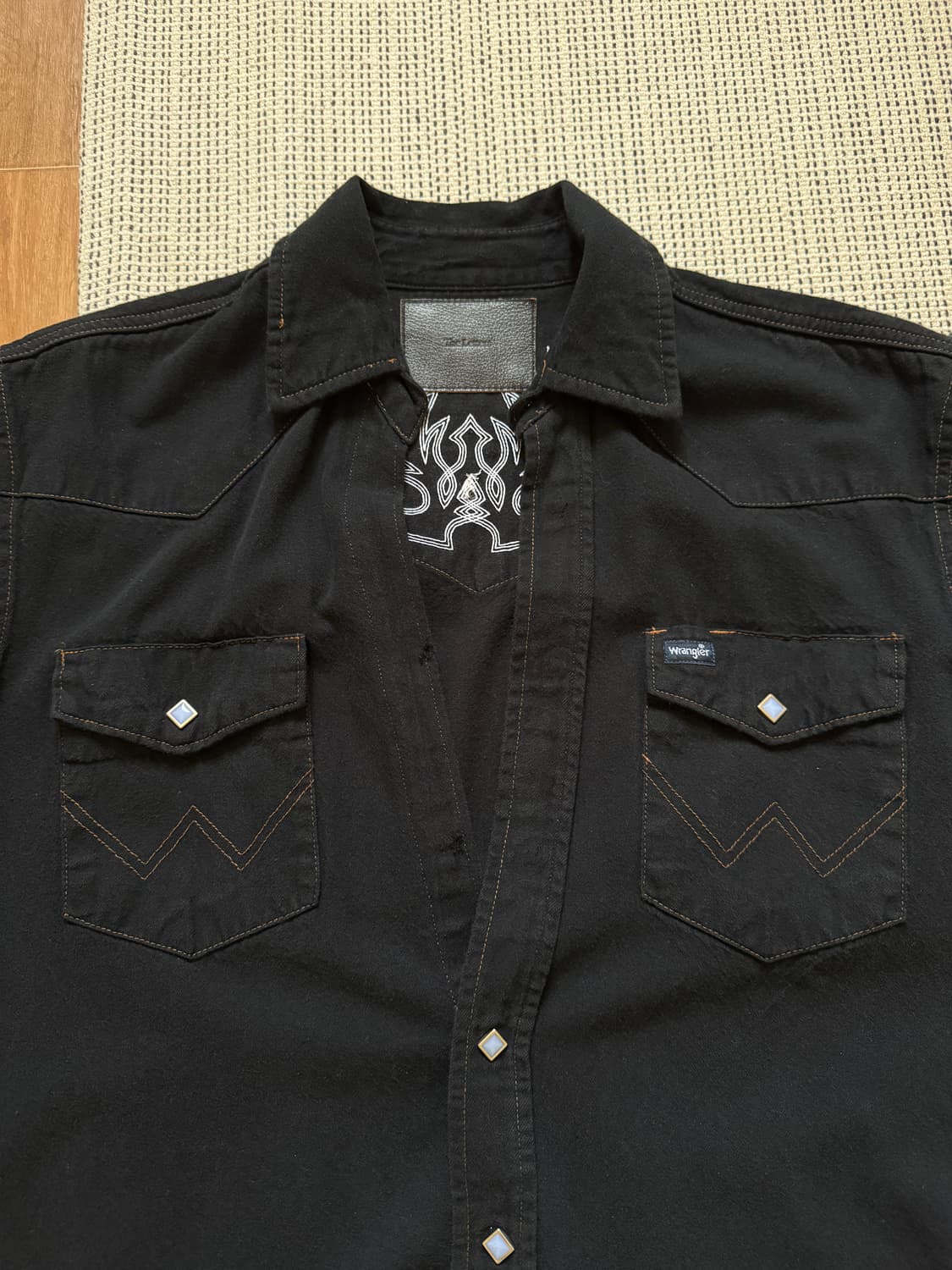 The letters 랭글러 블랙 데님 웨스턴 셔츠 상품이미지3