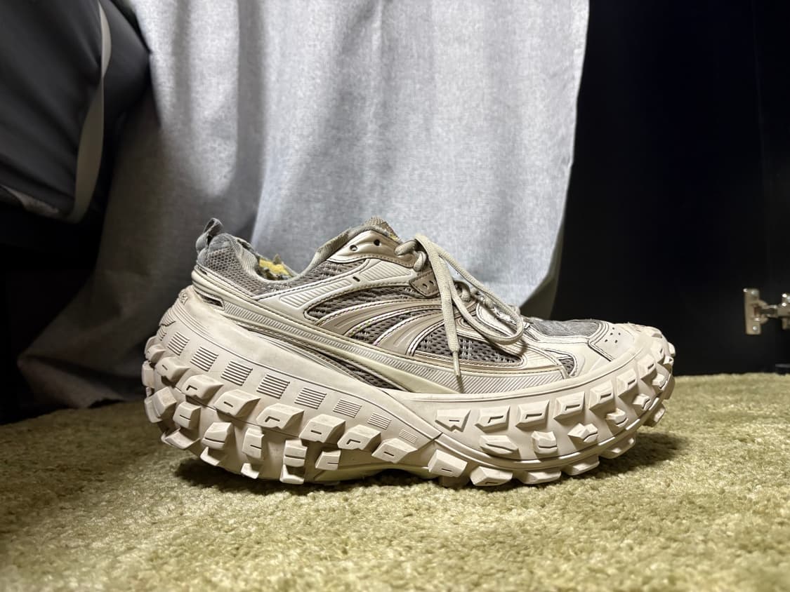 발렌시아가 디펜더 44 베이지 상품이미지1