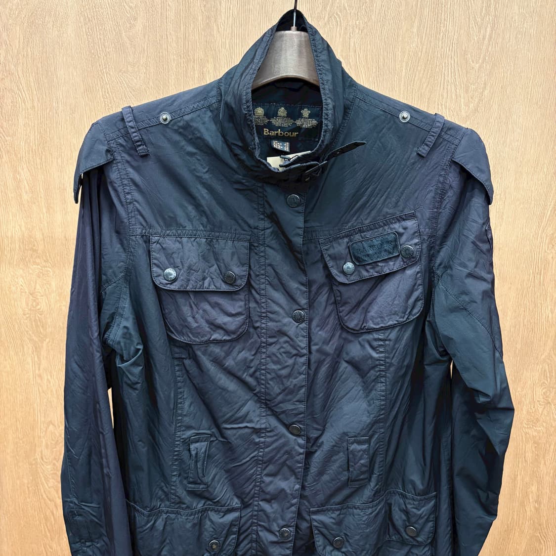 바버 필드 자켓 퀵 고정 플랩 숄더 에폭시 디테일 레귤러핏 블랙 상품이미지4