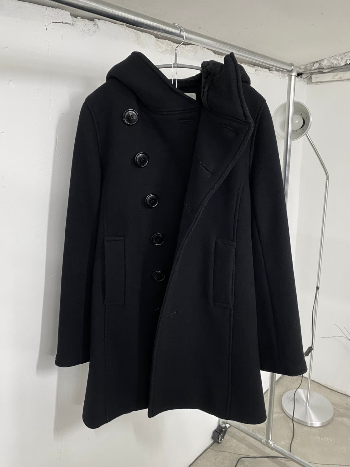 스나오 쿠와하라 커브드 버튼 코트 상품이미지2