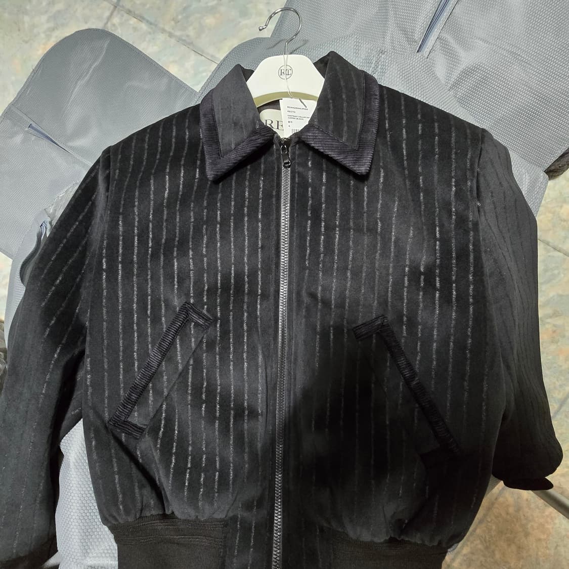 렉토 콘트라스트 벨벳 자켓 S사이즈 팝니다. 상품이미지4