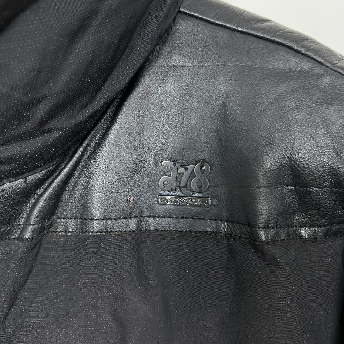 DIESEL 디젤 메탈로 레더 믹스 다운 패딩 상품이미지3