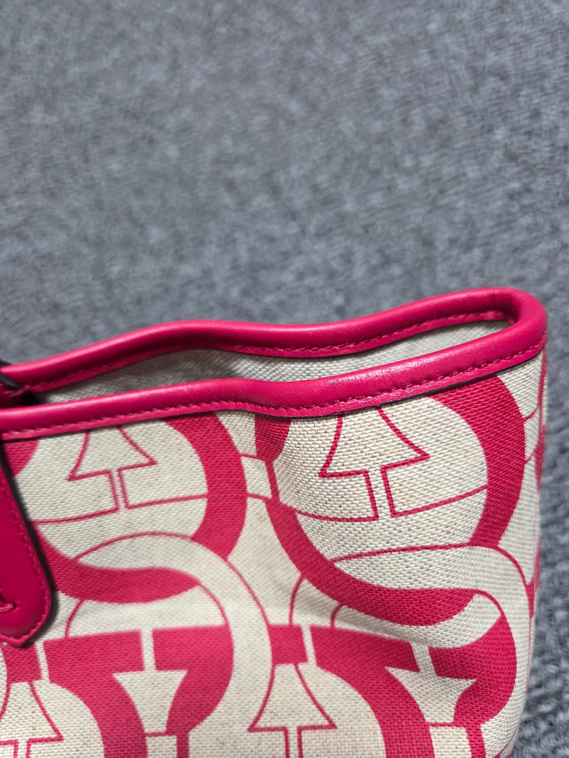 페라가모 간치니 로고 토트백 리브스 상품이미지9