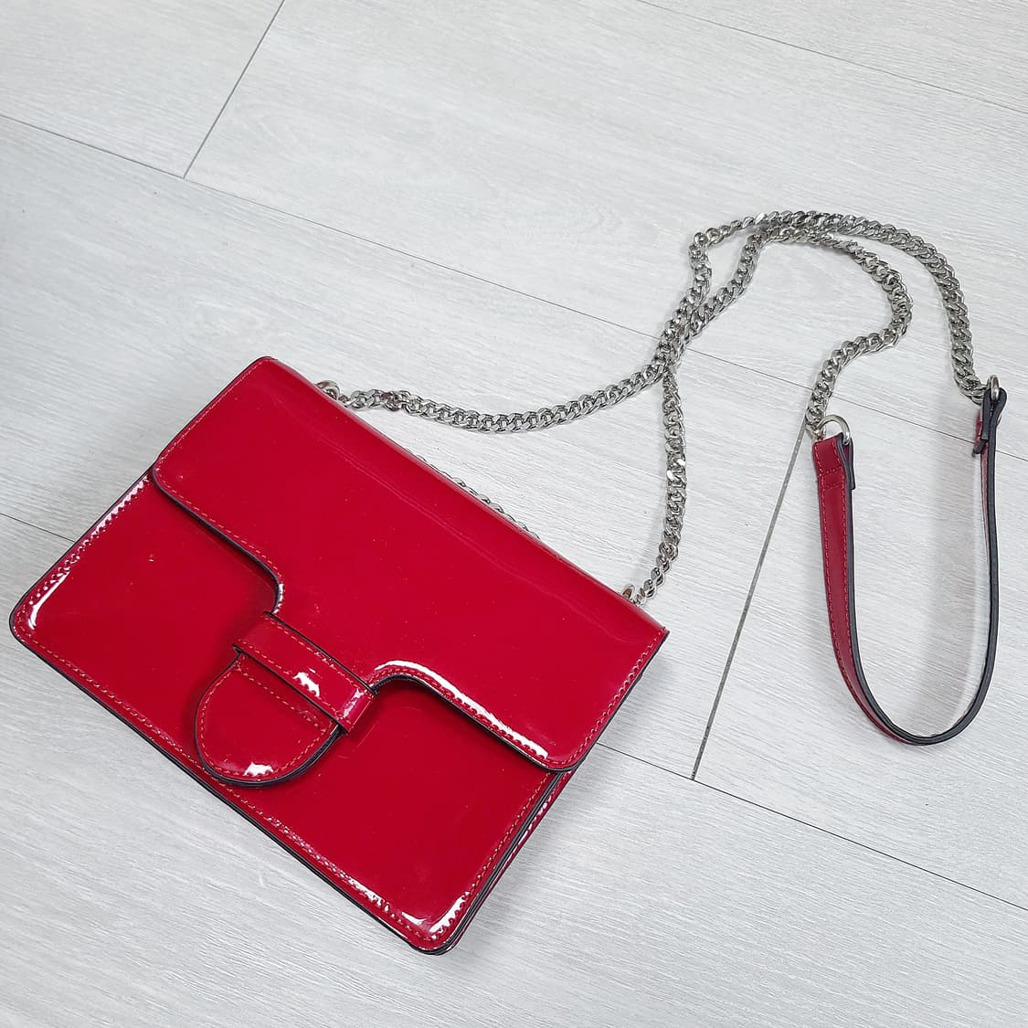 새상품) 미국브랜드🇺🇲 에나멜 체인백 레드 상품이미지1