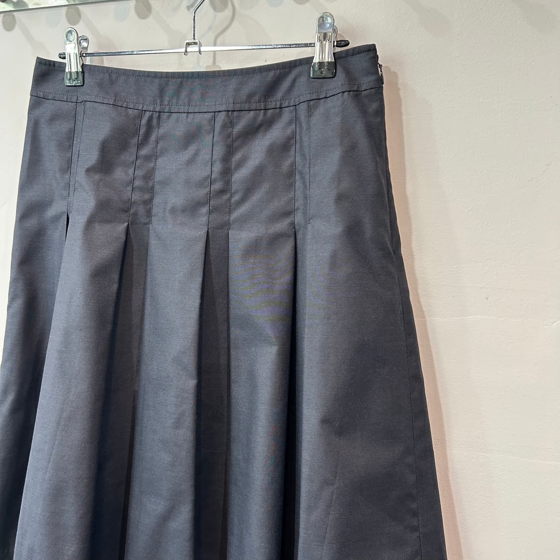 블랙 플리츠 미디 스커트 상품이미지2