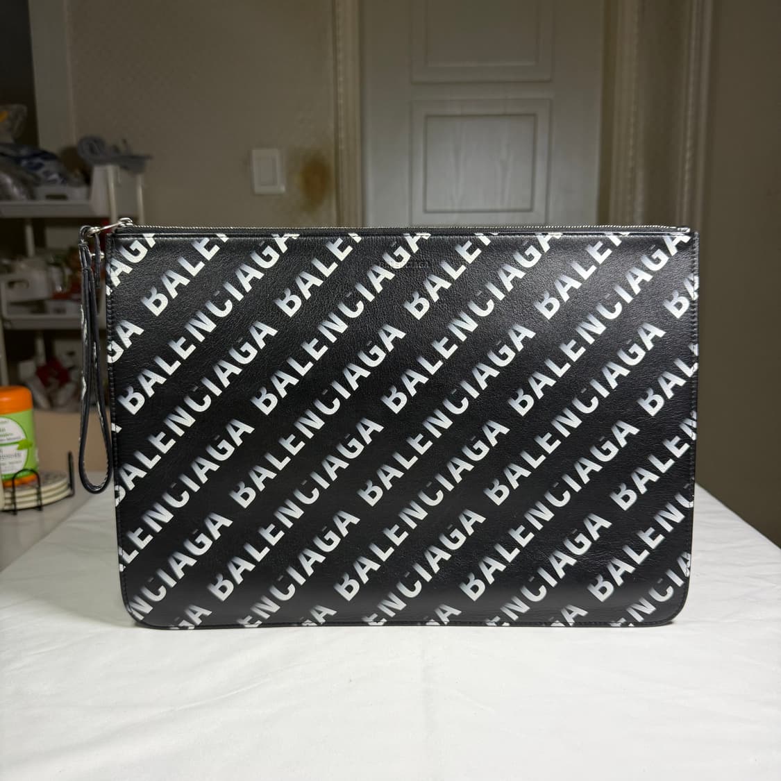 [단종 모델,유일 매물] 발렌시아가 로고 레터링 캐쉬 스트랩 클러치 블랙 상품이미지1