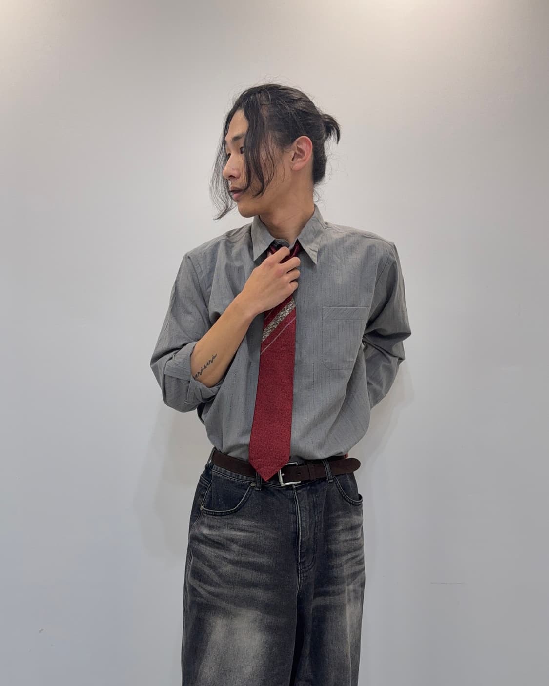 빈티지 그레이 스트라이프 셔츠 & 버건디 패턴 넥타이 세트 상품이미지5