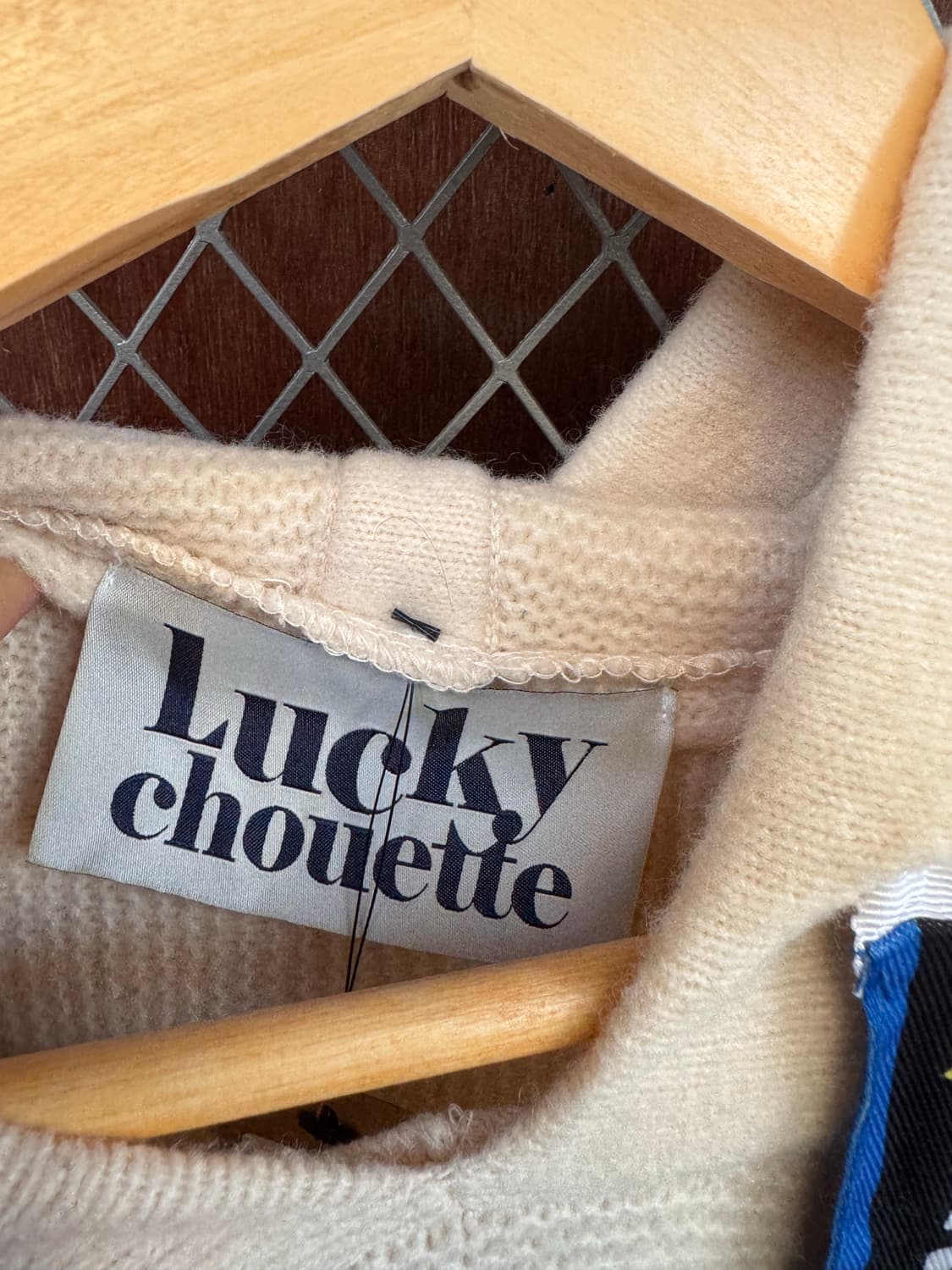 럭키슈에뜨 크림 포켓 포인트 끈 로고 후드 울 니트 F 상품이미지4