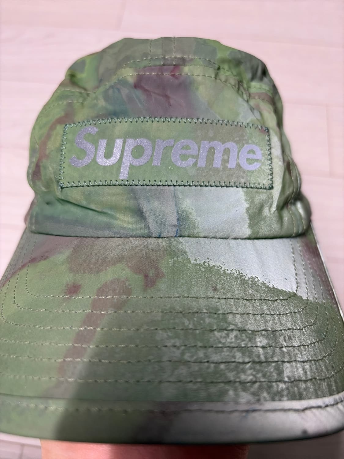 Supreme의 21SS 리플렉티브 다이드 캠프캡 그린 모델입니다. 상품이미지2