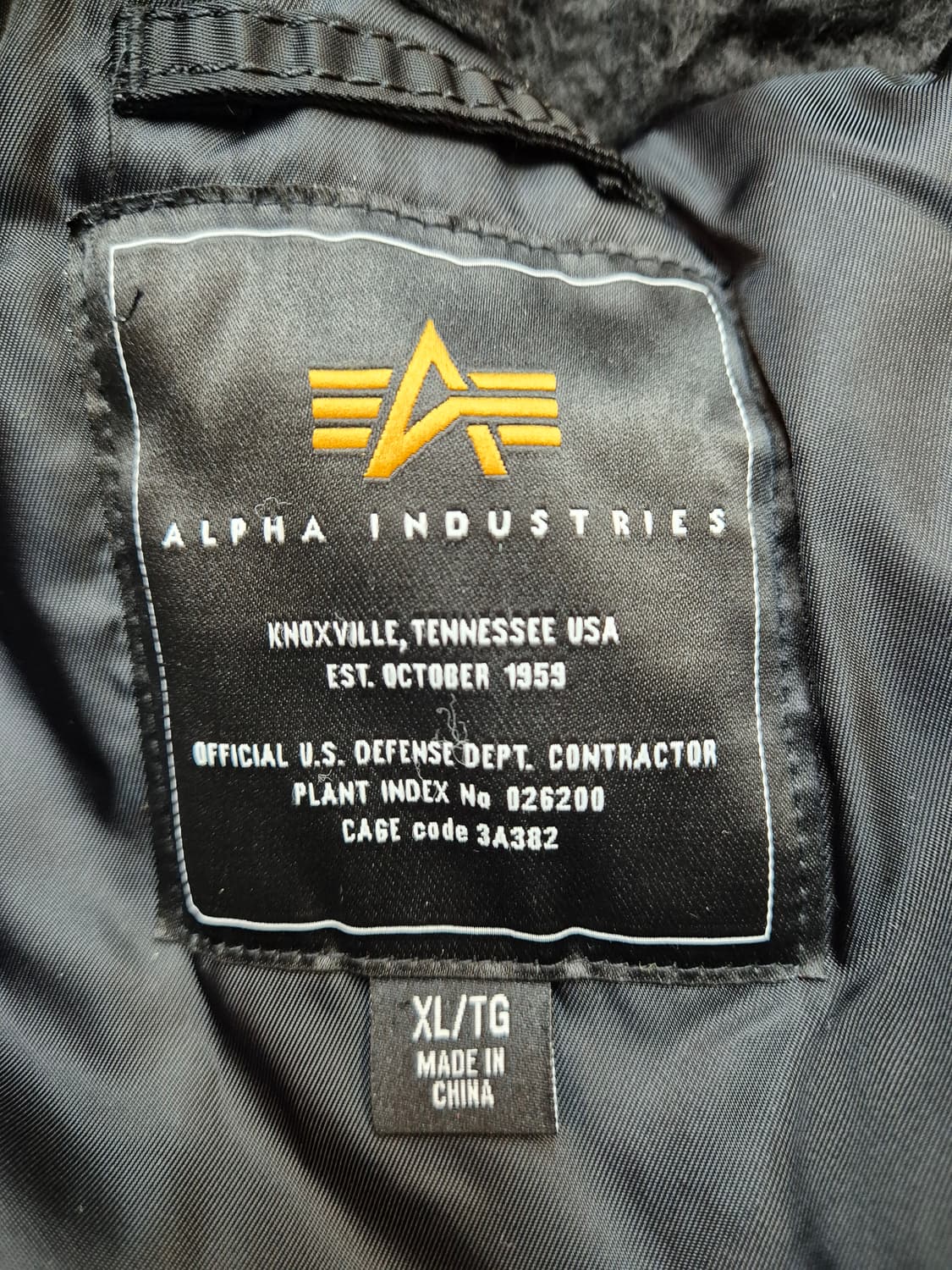 알파인더스트리 블랙 색상 패딩 XL 사이즈입니다. 후드에 털이 달려있어  상품이미지5