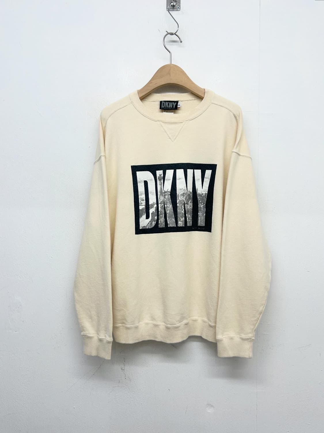 DKNY 아이보리 맨투맨 티셔츠(made in usa) 상품이미지1