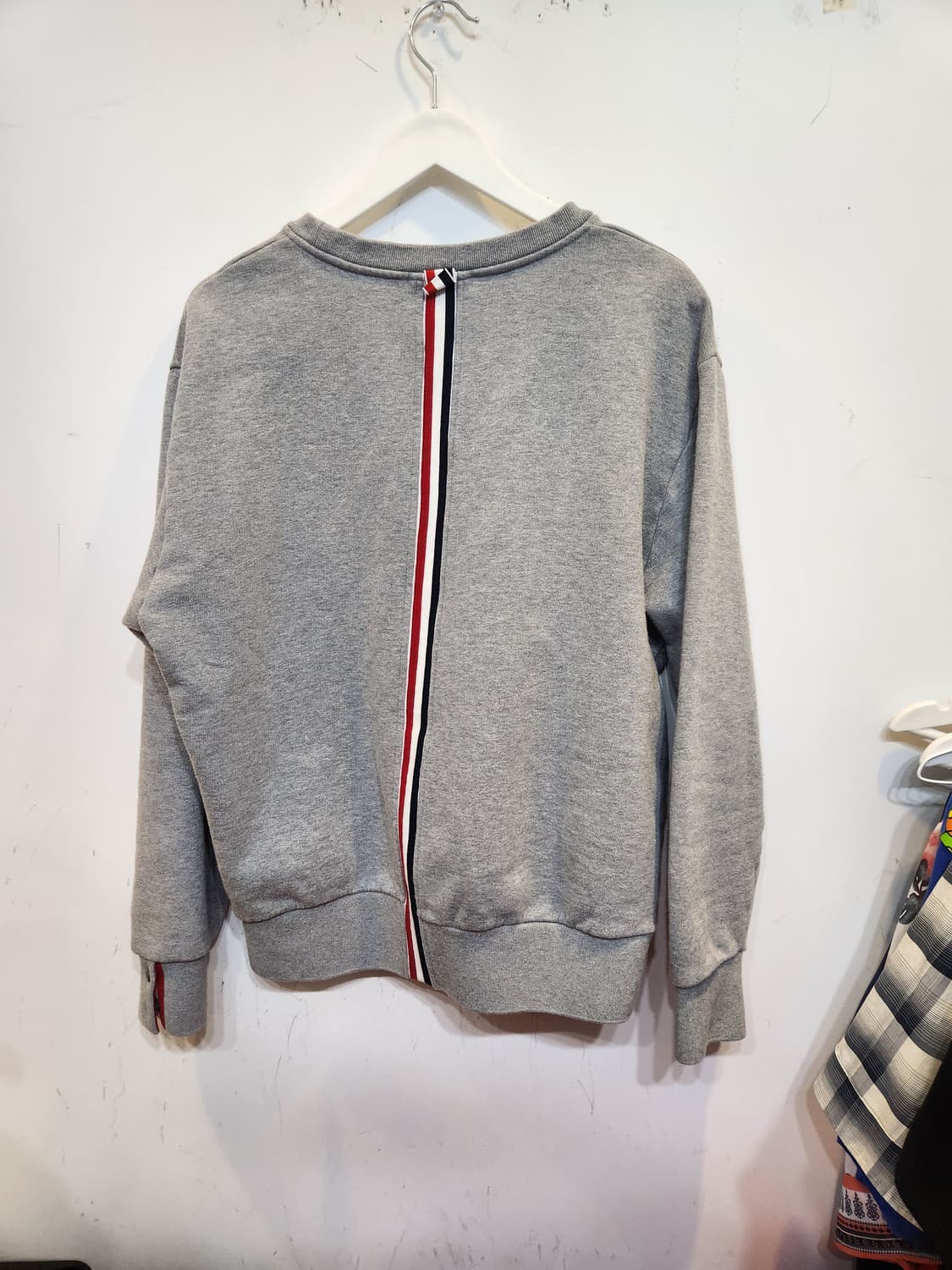 톰브라운 백삼선 맨투맨 그레이 3사이즈 상품이미지2