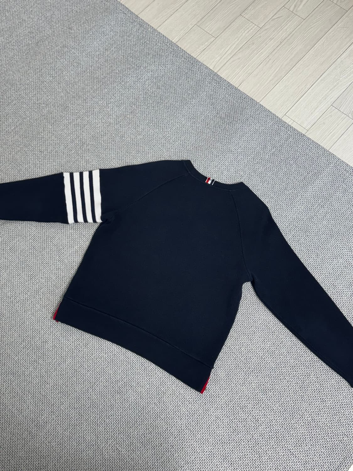 톰브라운 와플 니트 래글런 맨투맨  상품이미지5