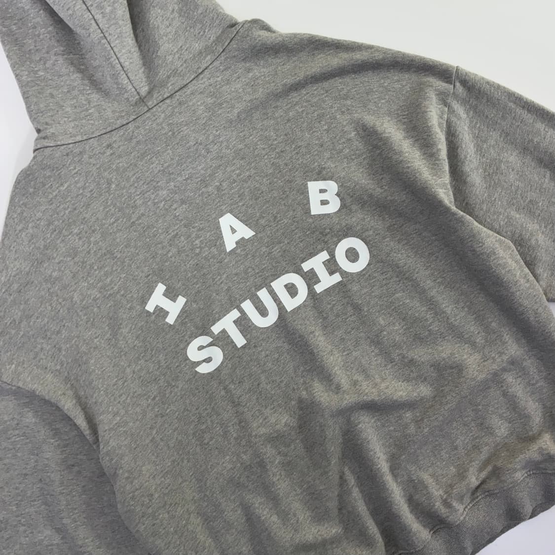 IAB studio  아이앱스튜디오 스펠 로고 코튼 그레이 후드티 상품이미지4