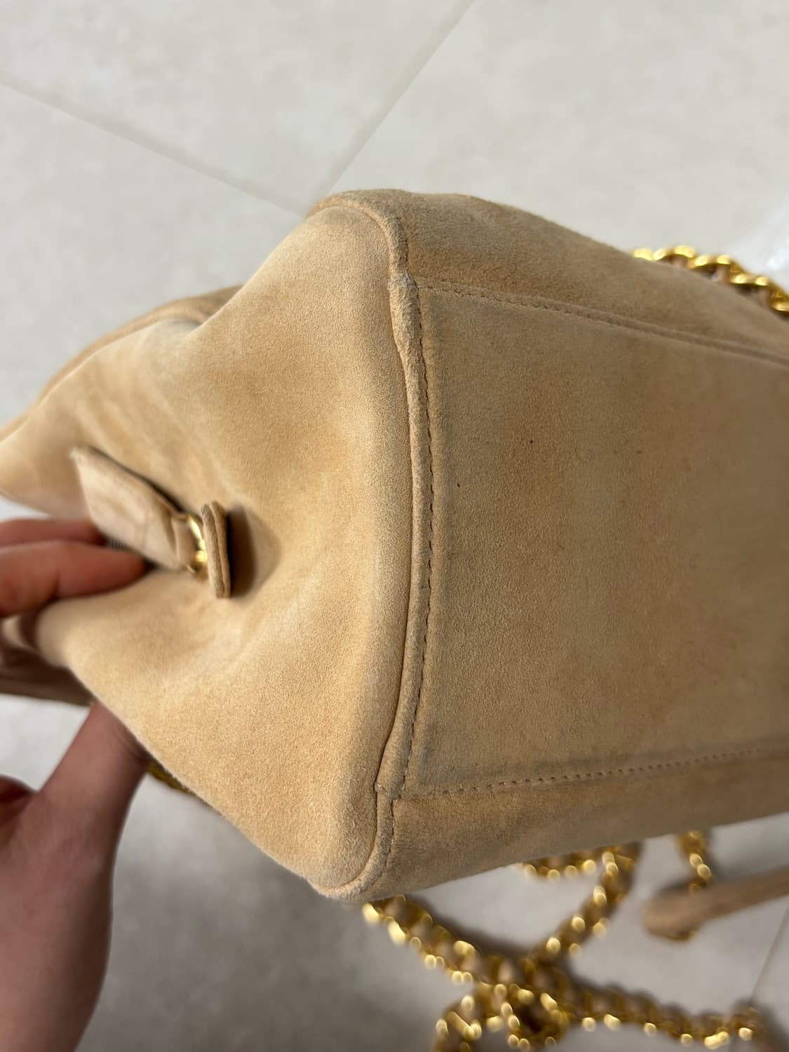 프라다 스웨이드 금장 체인 숄더백 베이지 상품이미지5